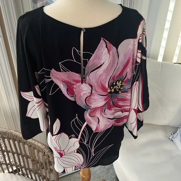 It’s white house, black market, soft blouse size medium, never worn - Picture 3 of 5